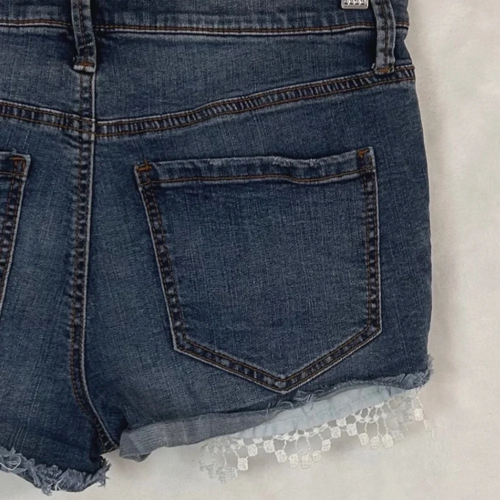 Mudd Women's 11 Distressed Denim Shorts Medium Wash Crochet Lace Trim Boho Indie